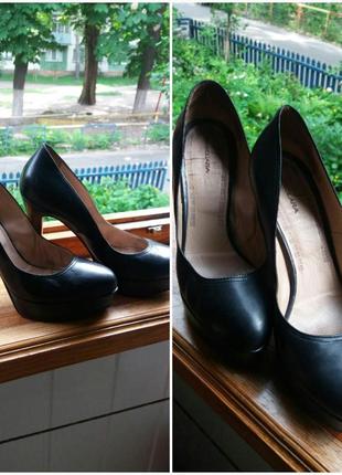 Красивые чёрные кожаные туфли лодочки