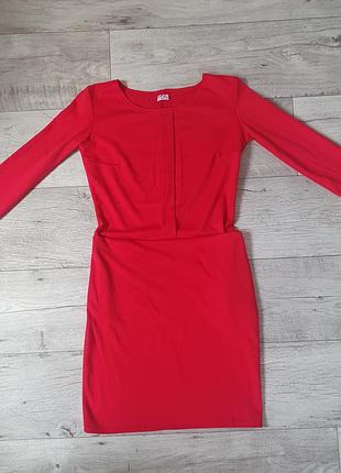 Красное платье