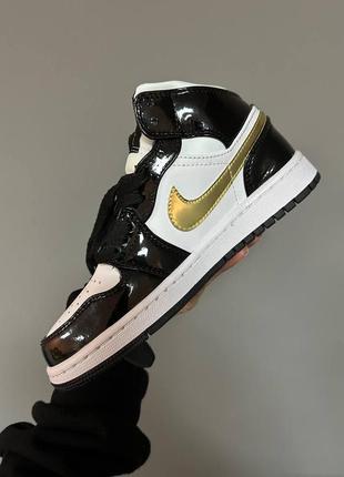 Жіночі кросівки nike air jordan 1 retro mid patent golden black / smb1 фото