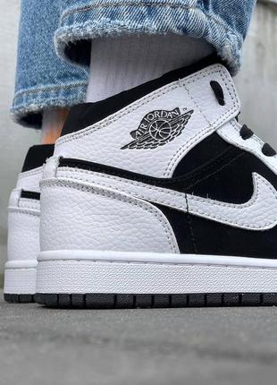 Жіночі кросівки nike air jordan 1 retro mid white black / smb9 фото