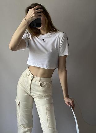 Деже красива вкорочена футболка від adidas