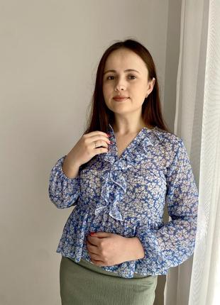 Женская блуза с рюшами, голубого цвета.