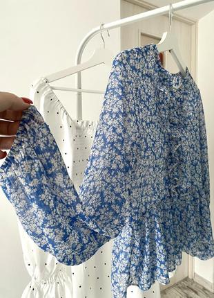Женская блуза с рюшами, голубого цвета.4 фото