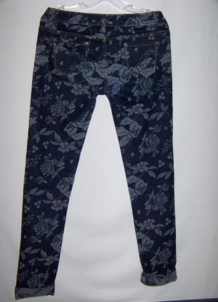 Темно-синие плотные рваные джинсы в светлые цветы5 фото