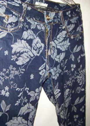 Темно-синие плотные рваные джинсы в светлые цветы6 фото