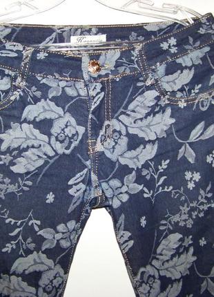 Темно-синие плотные рваные джинсы в светлые цветы2 фото