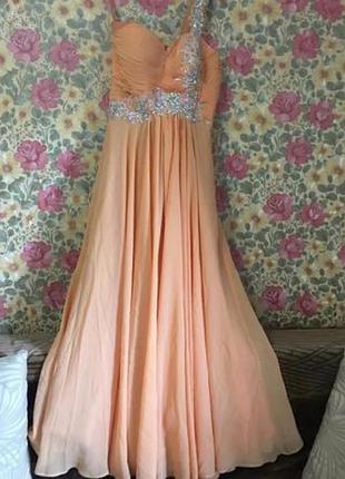 Красиве фірмове випускне плаття