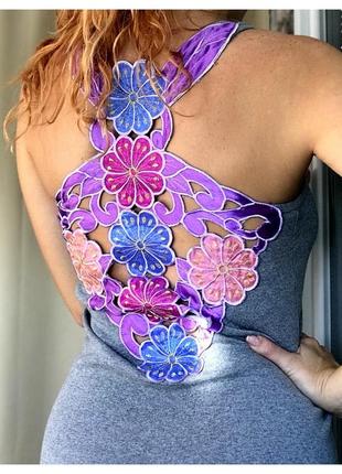 Трикотажное летнее платье simple с ажурной цветочной аппликацией по спине1 фото