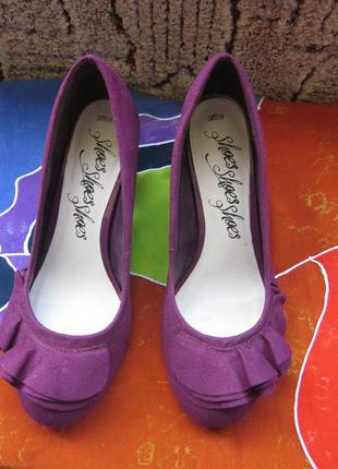 Нарядні туфлі бренду marks&spencer модного фіолетового кольору