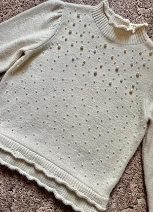 Нежный молочный свитер с жемчужной вышивкой
