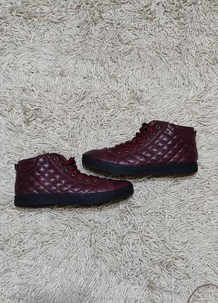 Очень красивые и качественные ботинки на замочке и шнурке фирмы casual day
размер 38.длина стельки 24 см