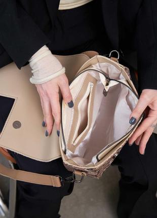 Женская сумка полукруг бежевая сумка через плечо сумка рептилия бежевый клатч рептилия кроссбоди4 фото