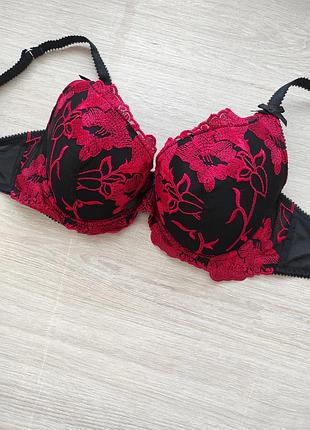Замечательный красивый бюстгальтер пуш-ап