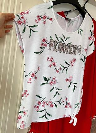 Стильна футболка в квіти