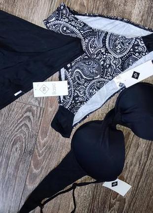 Купальник с двумя плавками-трусиками. ліф 44 размер низ  42 размер.