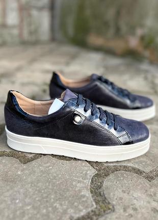 Практичні базові повсякденні шкіряні кросівки - сліпони benefit von caprice /німеччина/