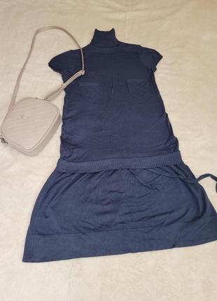 Трикотажное серое платье-гольф с коротким рукавом.