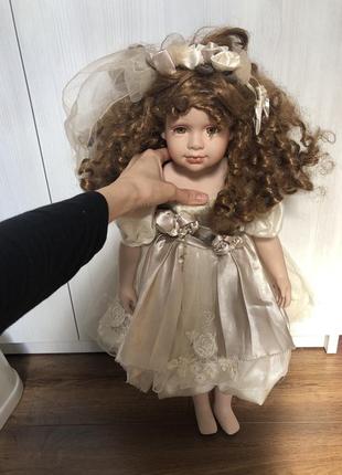 Фарфоровая кукла