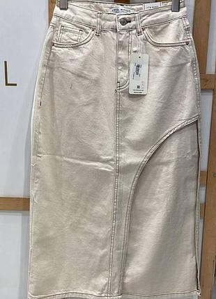 Спідниця з вирізом на ніжці