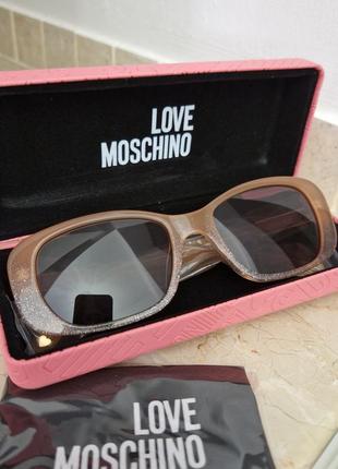 Солнцезащитные очки moschino love