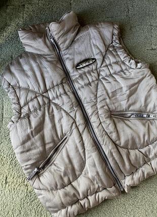 Брендовая безрукавка