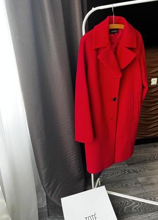 Пальто красного цвета