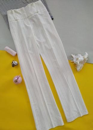 Белые брюки в тонкую полоску1 фото