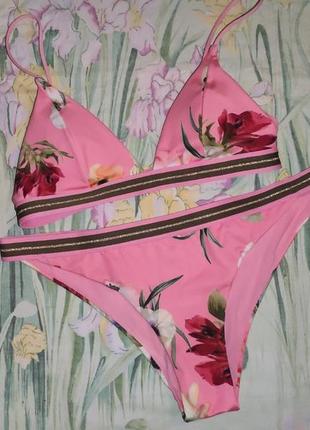 Яркий купальник на худенькую девушку