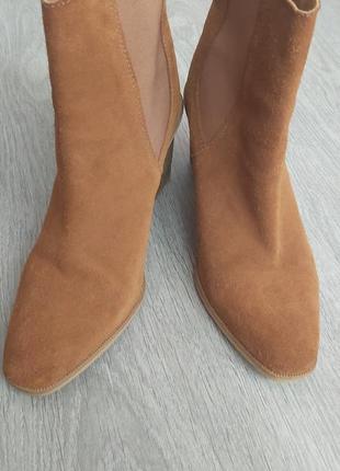 Трендові челсі на підборах mng