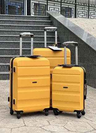 Качественный чемодан,польнее,противоударный пластик,ухие размеры,кодовый замок,wings