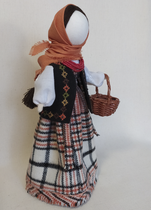 Лялька-мотанка у керсетці з вишивкою та у вовняній спідниці  (національний традиційний одяг)2 фото