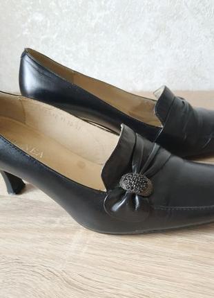 Классические черные кожаные туфли на невысоком каблуке4 фото