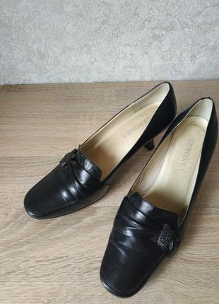 Классические черные кожаные туфли на невысоком каблуке2 фото
