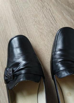 Классические черные кожаные туфли на невысоком каблуке8 фото
