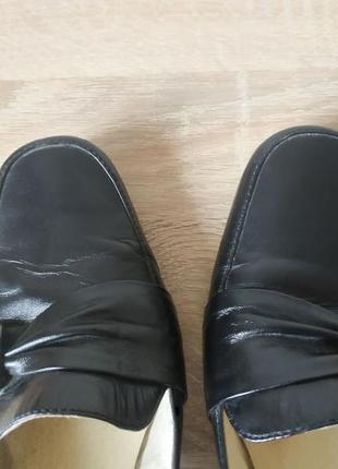 Классические черные кожаные туфли на невысоком каблуке10 фото