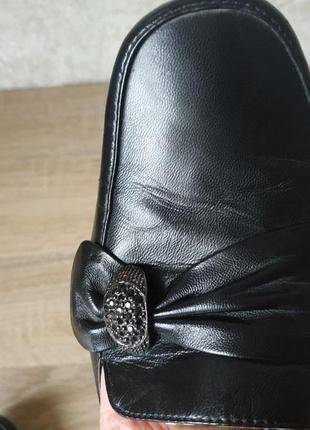 Классические черные кожаные туфли на невысоком каблуке9 фото