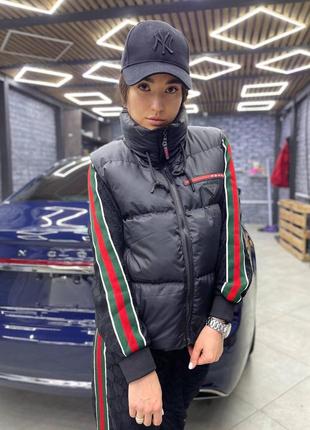 Жіноча жилетка prada.