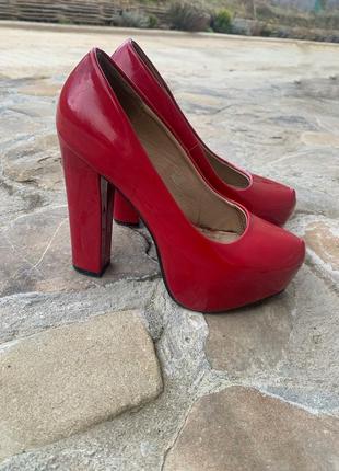 Красные лаковые туфли на каблуке