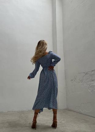 Платье миди голубое с цветочным принтом с разрезом по ноге на длинный рукав с вырезом квадрат в зоне декольте качественное стильное4 фото