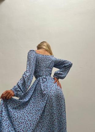 Платье миди голубое с цветочным принтом с разрезом по ноге на длинный рукав с вырезом квадрат в зоне декольте качественное стильное2 фото
