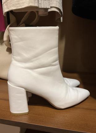 Білі ботильйони, ботинки