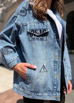 Джинсовая куртка оверсайз с надписями, женская объемная джинсовка3 фото