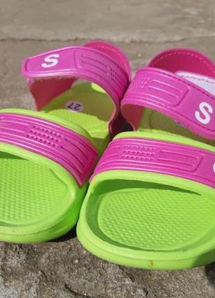 Босоніжки, сандалі