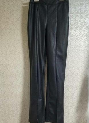 Черные стильные брюки штаны из искусственной кожи с разрезом спереди threadbare petite bellamy,р.67 фото