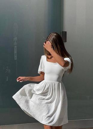 Сукня коротка біла однотонна з об'ємними рукавами з вирізом квадрат в зоні декольте з вирізом на спині якісна стильна трендова