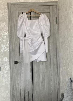 Свадебное короткое платье со шлейфом1 фото