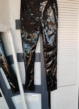 Лаковые виниловые зауженные брюки с контрастной отстрочкой5 фото