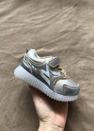 Новые детские серебристые кроссовки на липучках