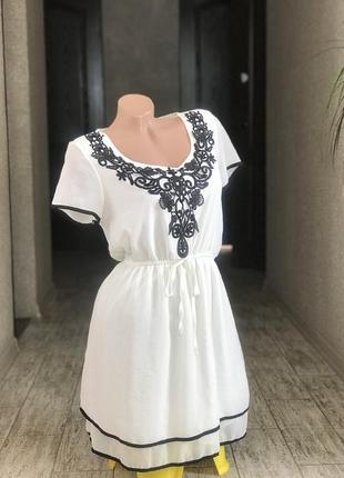 Белое летнее платье с вышивкой amisu