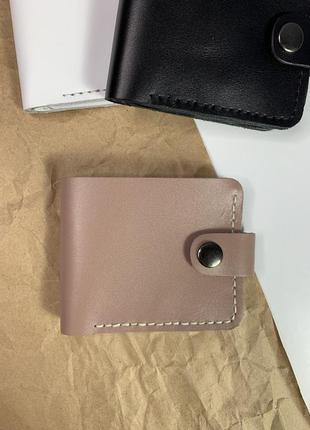 Жіночий шкіряний гаманець біфолд рожевого кольору глянсовий